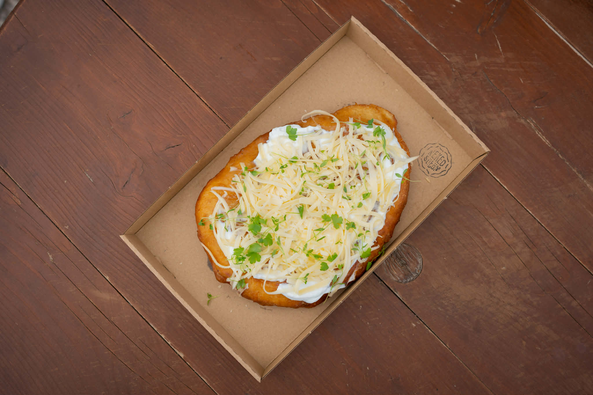 Sajtos tejfölös lángos